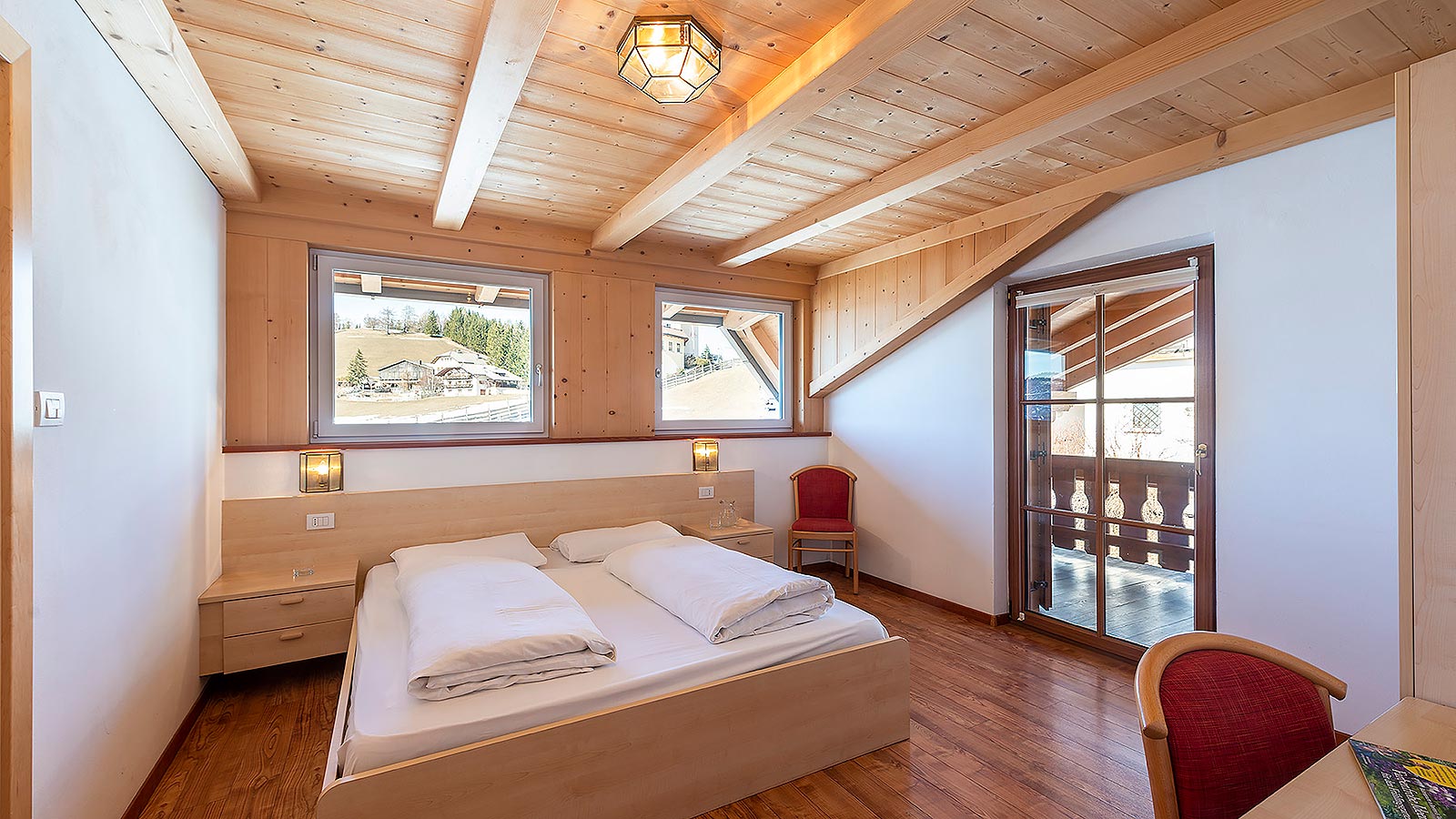 ein helles, in Holz eingerichtetes, Zimmer der Depenance des Gasthof Specker in Obereggen