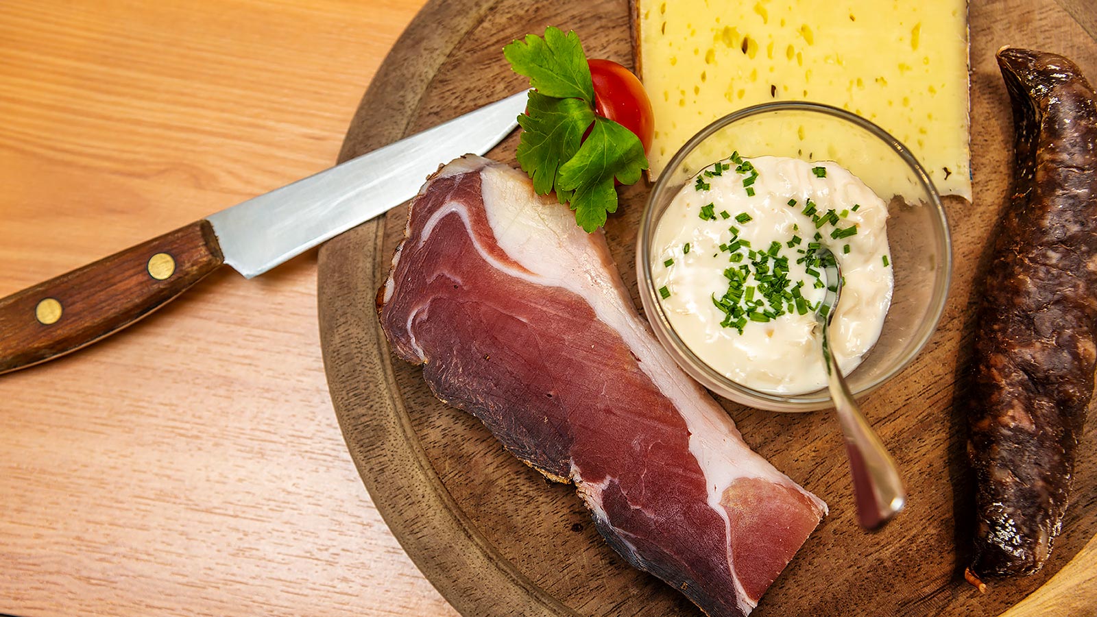 Marend bei Gasthof Specker in Obereggen mit einem traditionellen Südtiroler Speckbrettl mit Kräuterbutter und Käse