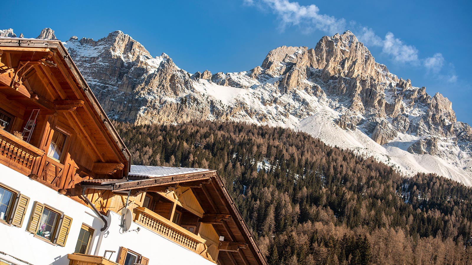 Gasthof Specker in Obereggen mit den Dolomiten im Hintergrund