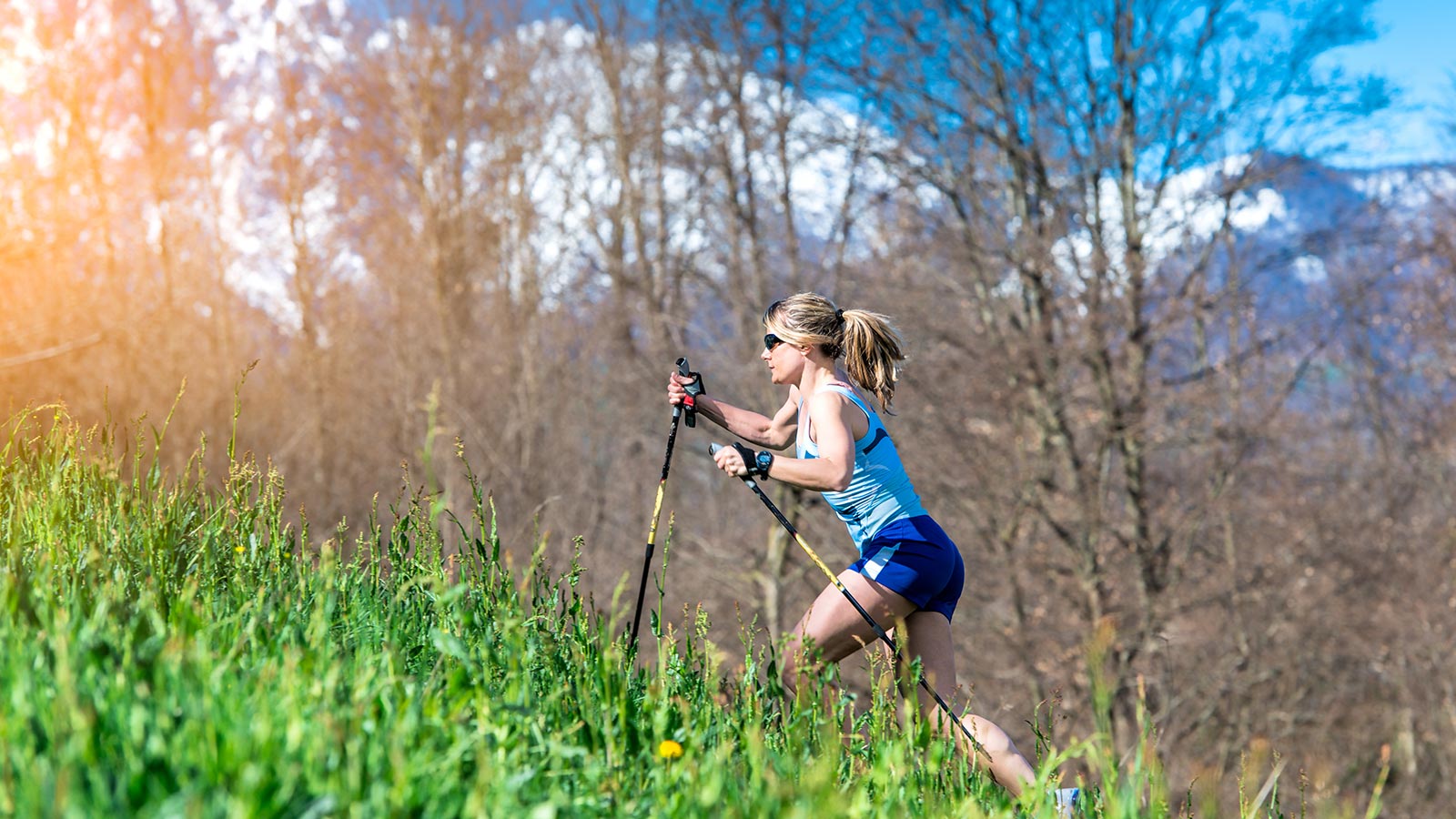 Una ragazza pratica Nordic Walking a Obereggen in Val d'Ega