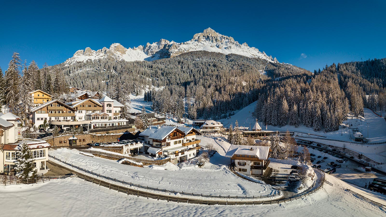 Gasthof Specker in Obereggen in der verschneiten Winterlandschaft dieses zauberhaften Ortes am Fuße des Rosengarten