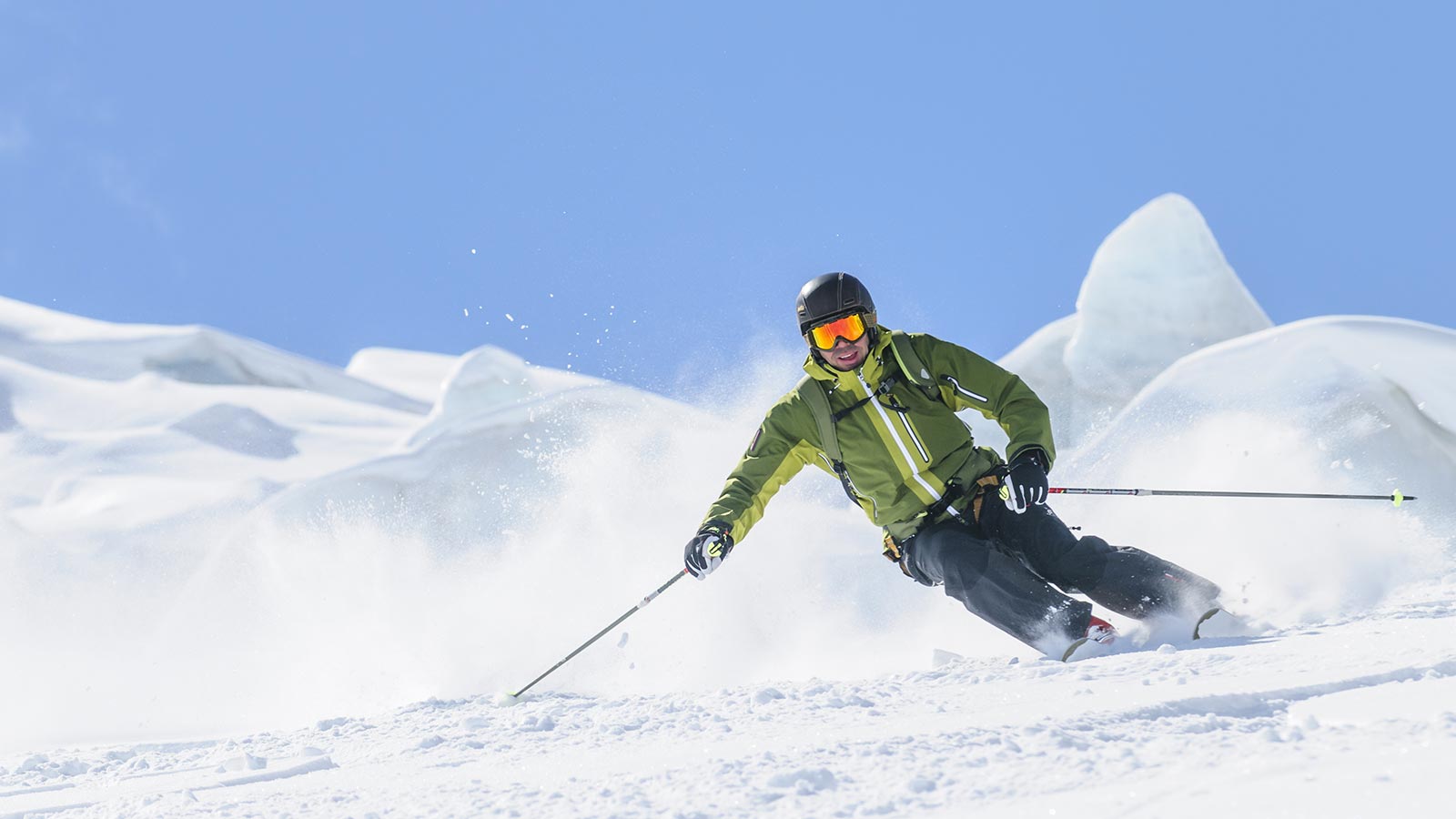 ein Herr beim Skifahren in Obereggen direkt neben dem Gasthof Specker