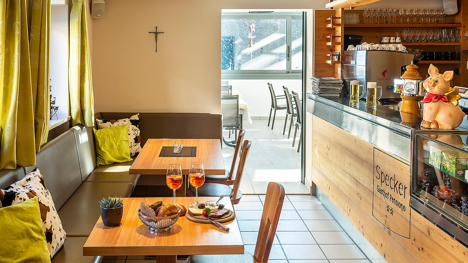 die Bar des Gasthof Specker in Obereggen, auf einem Tisch sind zwei Veneziani und ein Brotkorb