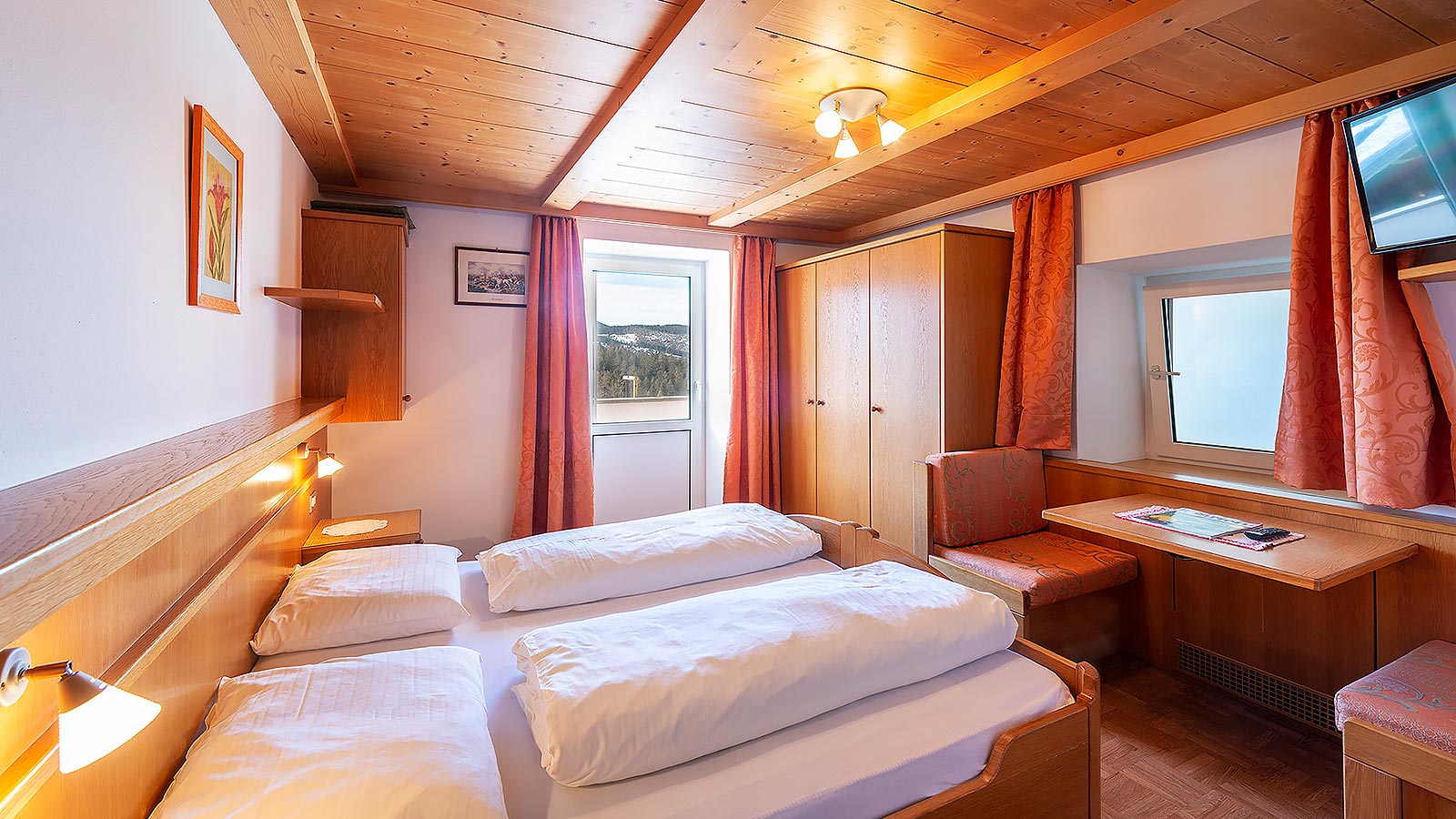 ein komfortabel eingerichtetes Zimmer des Gasthof Specker in Obereggen